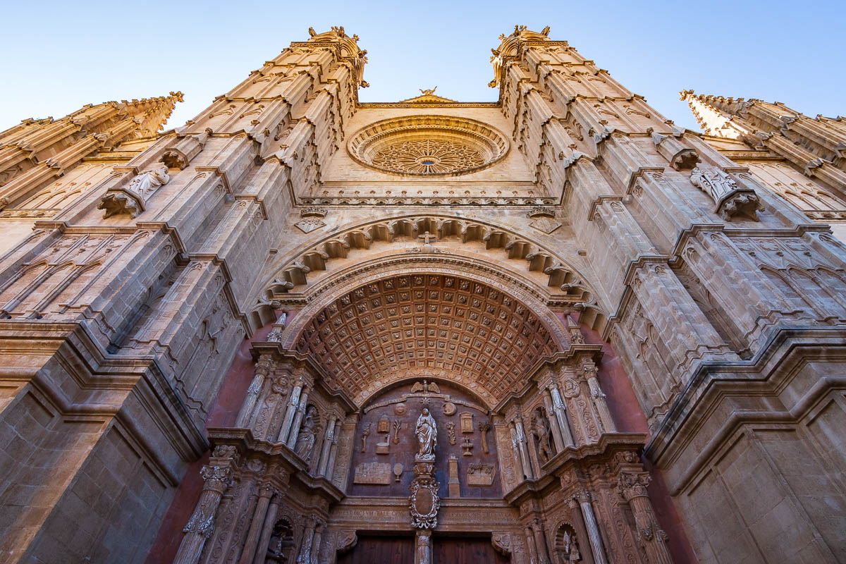 The facade of Catedral-Basílica de Santa María de Mallorca.